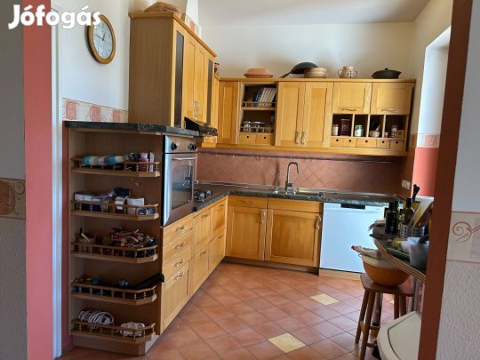 Konyhabútor sütővel, mosogatógéppel és gáztűzhellyel kompletten eladó