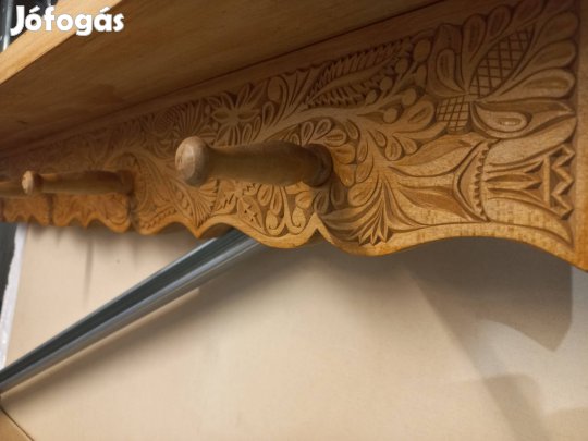 Konyhai faragott fa falipolc. Pohár és tányértartó. 78,5x16x10,5cm.