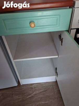 Konyhai kis szekrény .