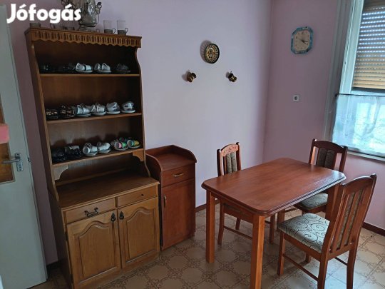 Konyhai tálaló, asztal székekkel