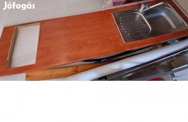 Konyhapult mosogatóval, csappal