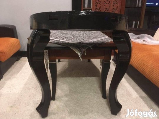 Konzolasztal, lakkozott