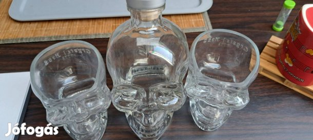 Koponya üveg két pohárral