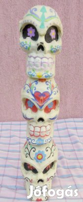 Koponyás totemoszlop festett, faragott szobor, Egyedi ritkaság