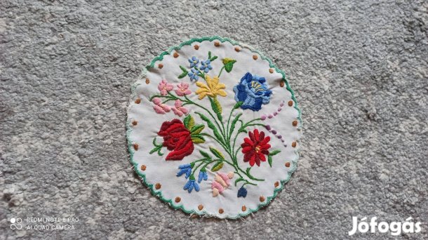 Kör alakú magyaros hímzett terítő