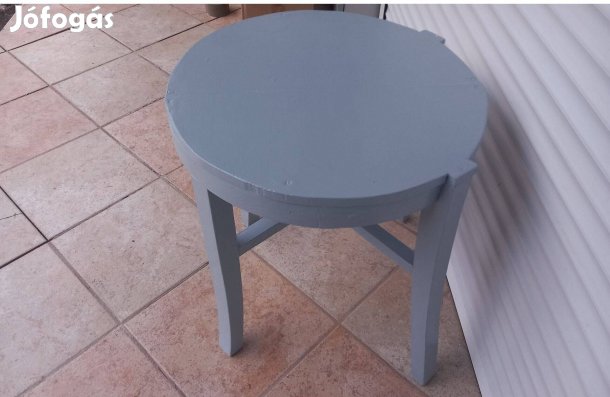 Kör alakú régi szék frissen festve