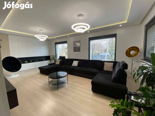 Korányi Kertvárosban, 2 szintes, egyedien felújított családi ház eladó