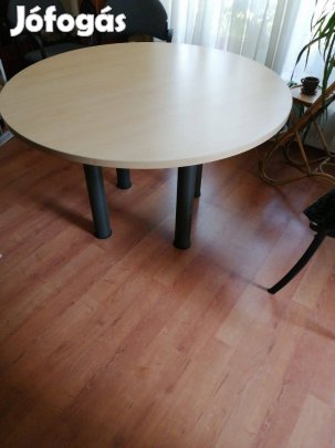 Körasztal stabil fém lábakkal kiváló állapotban,durván ár alatt eladó!