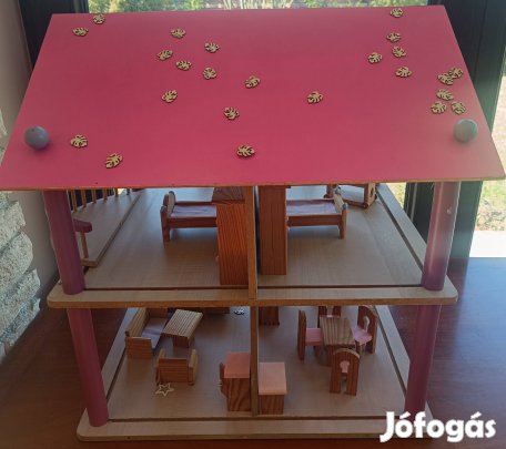 Körbejárható fa babaház komplett berendezéssel és családdal