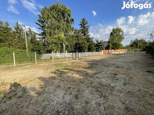 Körbekerített telek, kis házzal az ipari park közelében