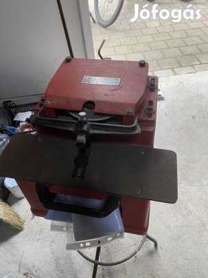 Korcsolyaélező gép