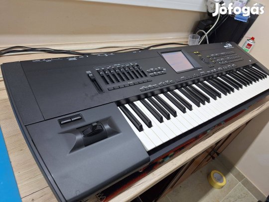 Korg i30 HD újszerű állapotban, értékes tartalommal