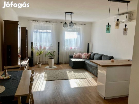 Kórház környékén fiatalos lakás eladó