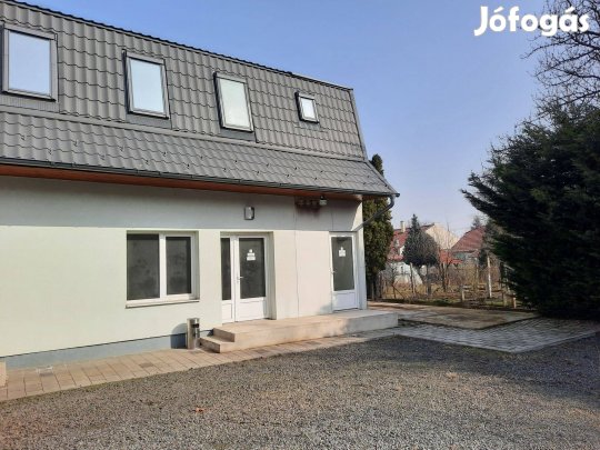 Kórház közelében utcai bejáratos üzlethelyiség kiadó