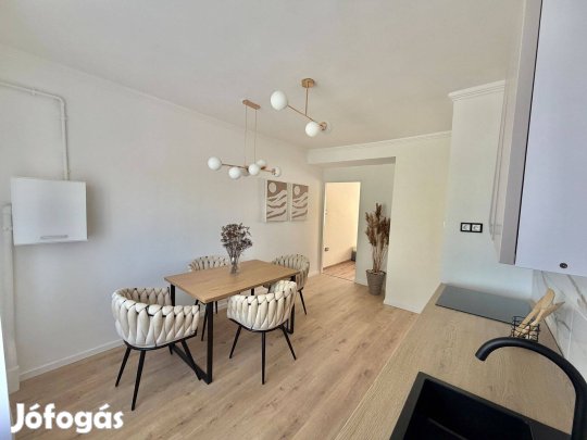Kórházhoz közel 2 szoba + nappalis, erkélyes, felújított lakás eladó!