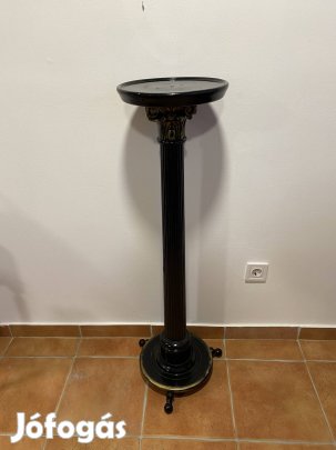 Korinthoszi oszlopos posztamens   