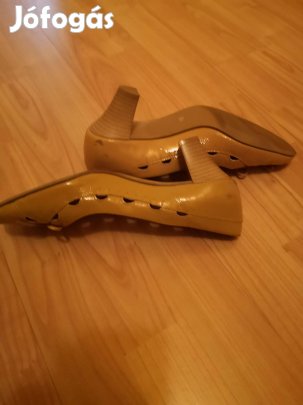 Körömcipő sárga lakk 39 méretben