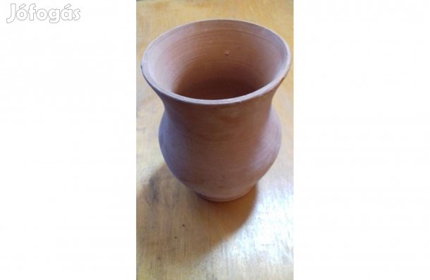 Korongozott Terrakotta agyag váza, jelölt