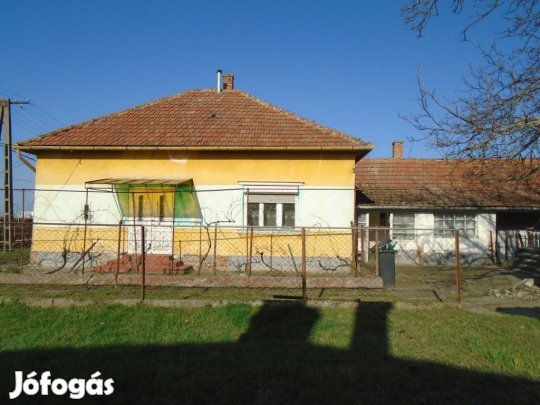Kőröstetétlen, Törteli út, 76 m2-es, családi ház, 2 szobás,