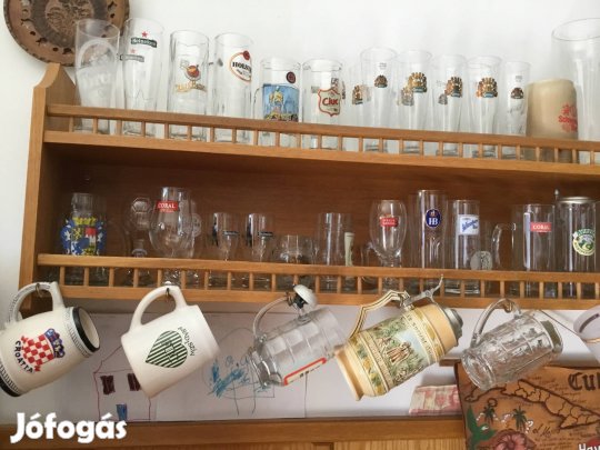 Korsó gyűjtemény polccal együtt eladó