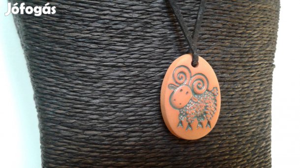 Kos kerámia medál bőrön