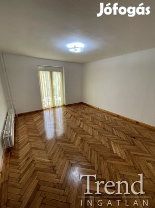 Kossuth Lajos utcában eladó egy felújított két szobás tégla lakás!