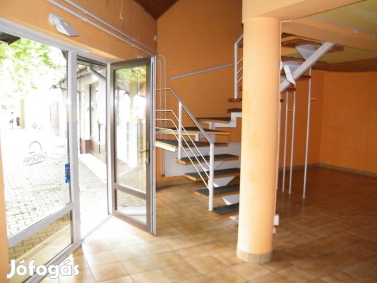 Kossuth utcán 2 szintes (galériás) üzlethelyiség eladó! Alkuképes!