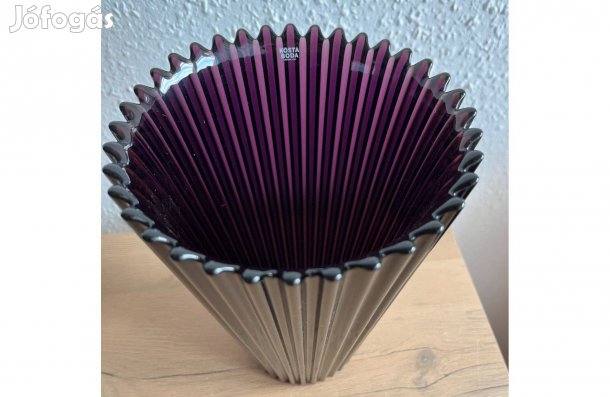 Kosta Boda lila színű váza