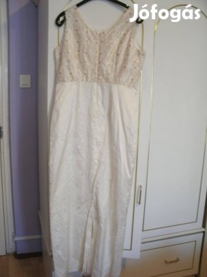 Koszorúslányoknak való bézs színű ruha , vagy báli ruha