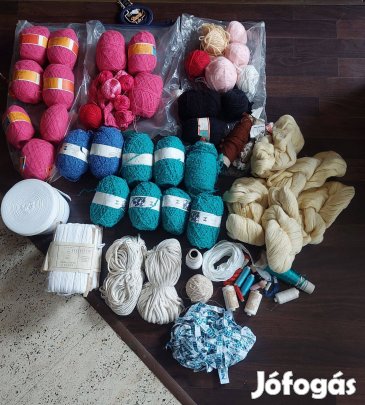 Kötőfonal, cérna, pertli stb. egyben. Kötés, ruhakészítés