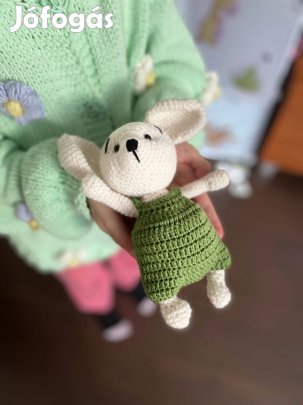 Kötött játékegér zöld overallban. Ajándékba gyerekjáték. Van pár lány