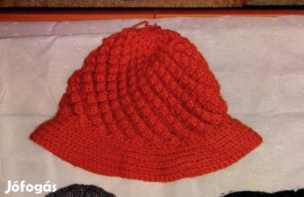 Kötött téli sapkák terakotta, fekete