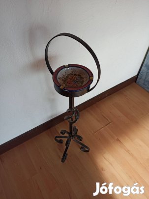 Kovácsolt álló antikolt hamuzó