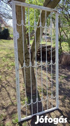 Kovácsolt vas jellegű ajtórács