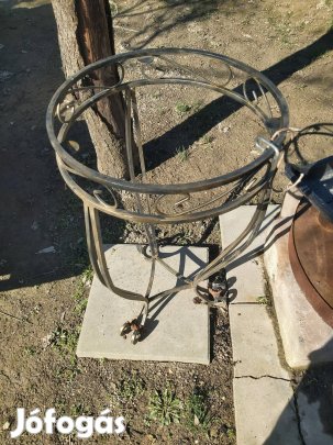 Kovácsolt vas virágtartó asztal