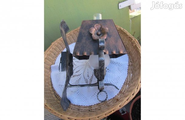 Kovácsoltvas, fémbúrás, cilinderes falilámpa