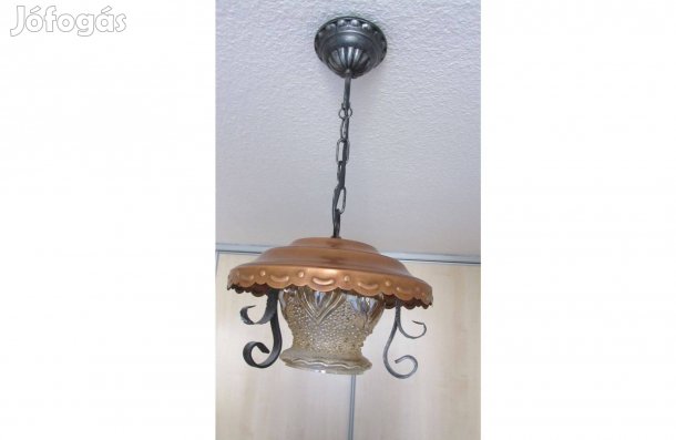 Kovácsoltvas, réz színű fémtányéros, üveg búrás lámpa