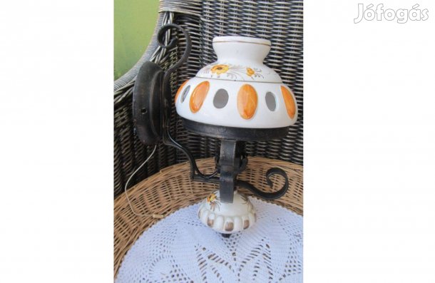 Kovácsoltvas, színes mintás majolika búrás falilámpa