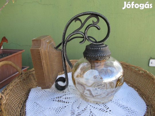 Kovácsoltvas, üvegbúrás falilámpa