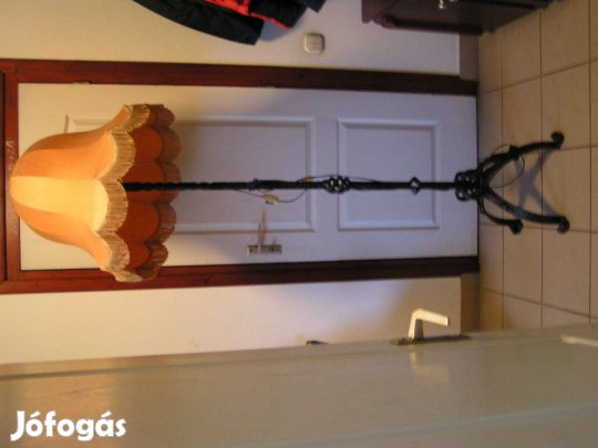 Kovácsoltvas állólámpa