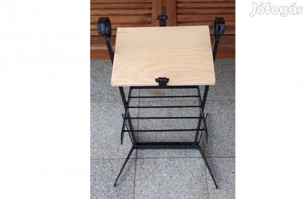 Kovácsoltvas állvány, kis lerakó asztal