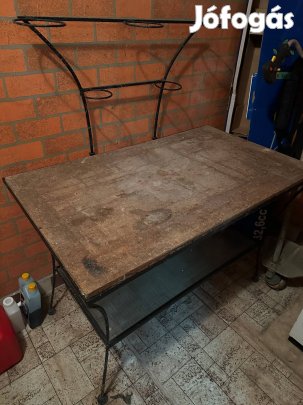 Kovácsoltvas asztal és virágtartó