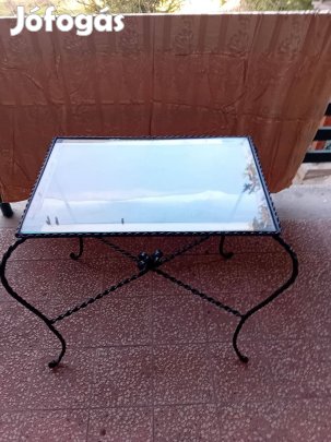 Kovácsoltvas asztal üveglappal