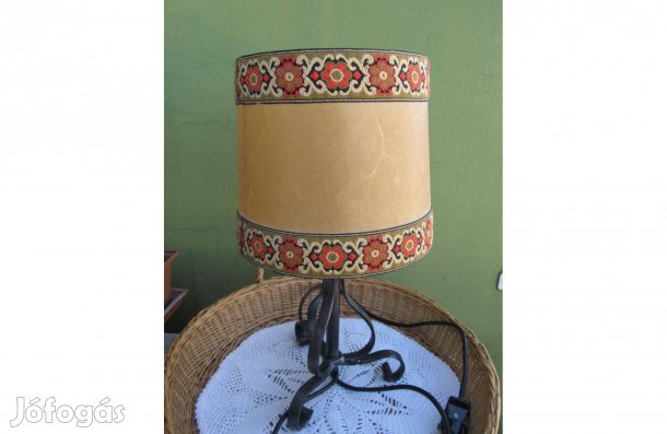 Kovácsoltvas asztali lámpa