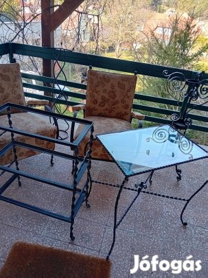 Kovácsoltvas bútorok