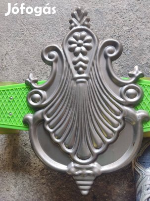 Kovácsoltvas diszitő elem