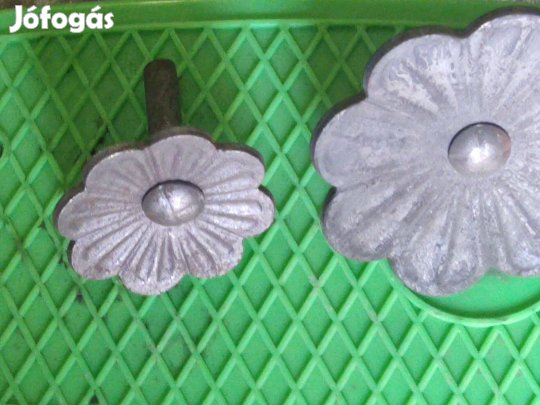 Kovácsoltvas diszitő elem