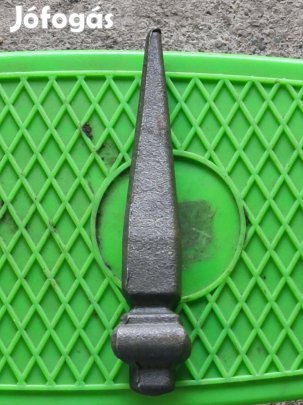 Kovácsoltvas diszitő elem