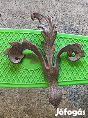 Kovácsoltvas diszitő elem