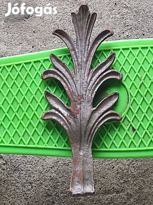 Kovácsoltvas diszitő elem